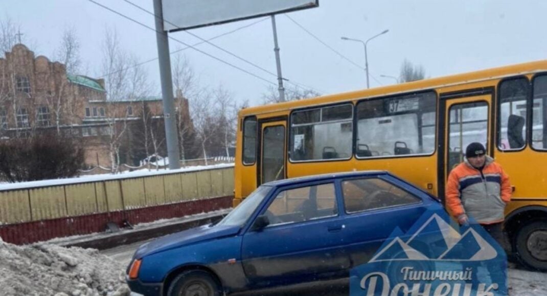 В оккупированном Донецке из-за ДТП с участием автобуса перекрыли движение на улице Артема (фото)