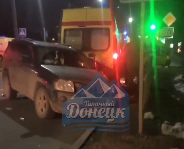 В центре оккупированного Донецка внедорожник врезался в машину скорой помощи: есть пострадавшие (фото)