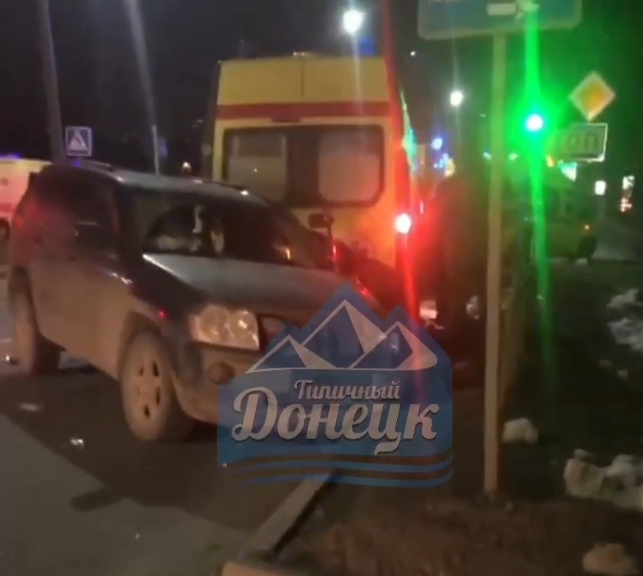 В центре оккупированного Донецка внедорожник врезался в машину скорой помощи (фото)