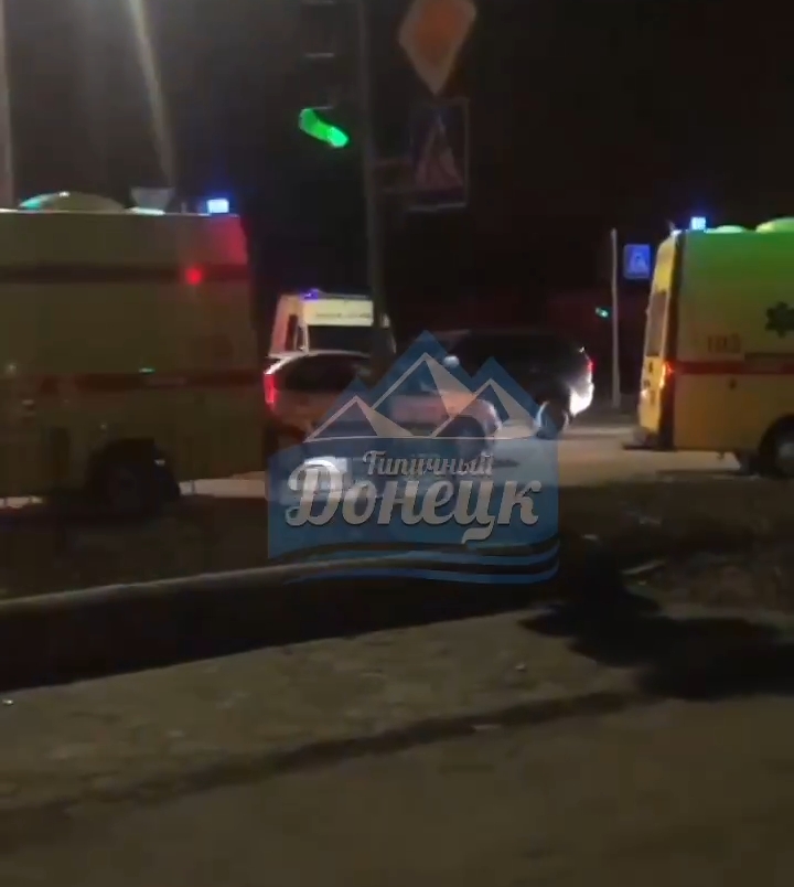 В центре оккупированного Донецка внедорожник врезался в машину скорой помощи: есть пострадавшие 
