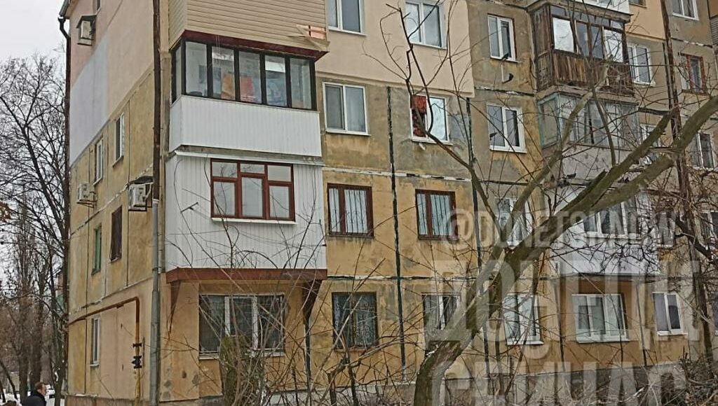В оккупированном Донецке дерево упало на окна жилых домов (фото)