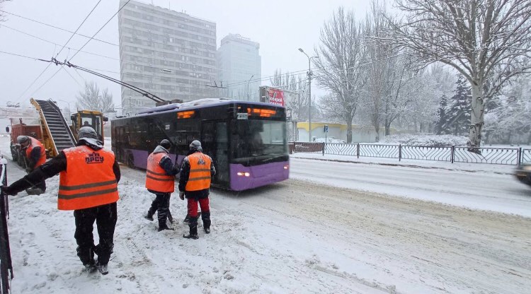 Оккупированный Донецк засыпало снегом: всю технику выгнали на уборку улиц 