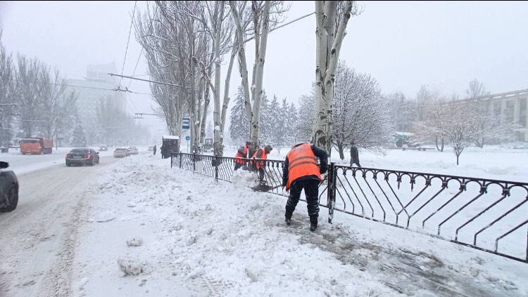 Оккупированный Донецк засыпало снегом: всю технику выгнали на уборку улиц 