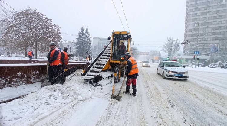 Окупований Донецьк засипало снігом: всю техніку вигнали на прибирання вулиць (фото)