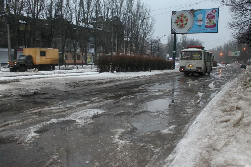 В оккупированной Горловке автобусы и машины скорой помощи утопают в грязи из-за бездорожья 