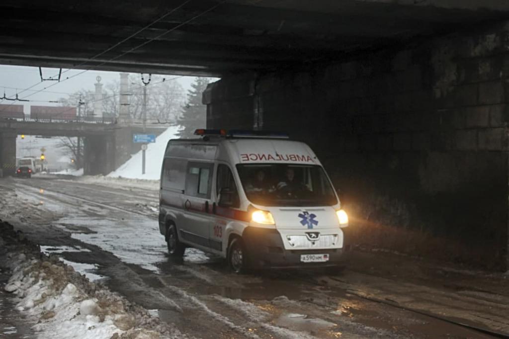 В оккупированной Горловке автобусы и машины скорой помощи утопают в грязи из-за бездорожья 