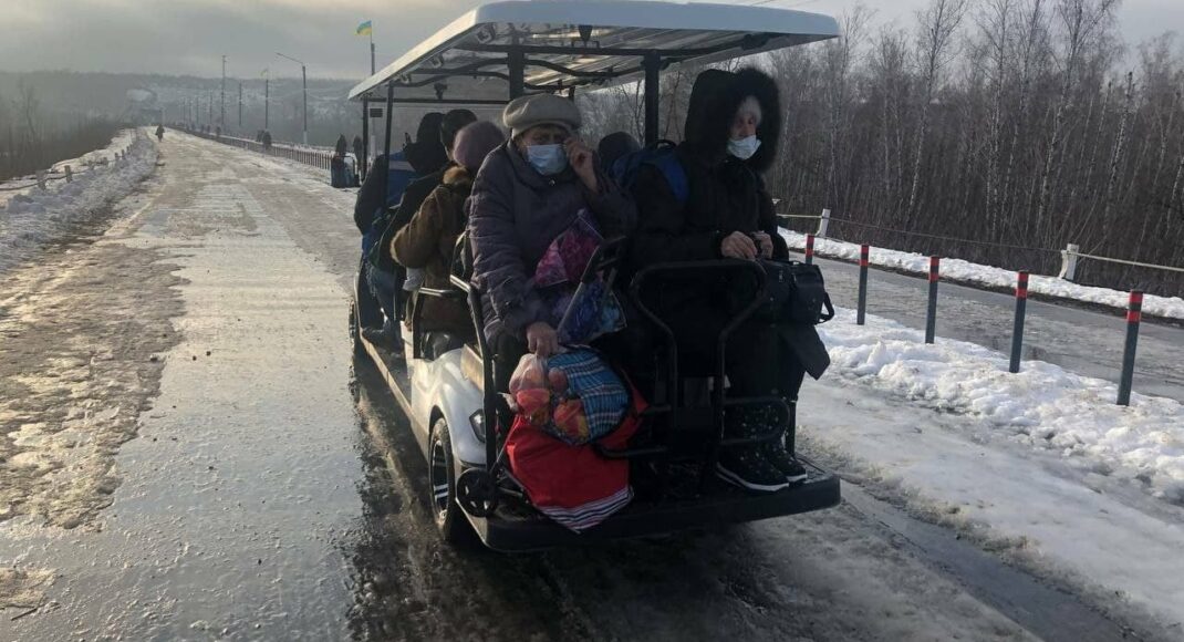 На КПВВ "Станиця Луганська" відновили безкоштовне підвезення громадян