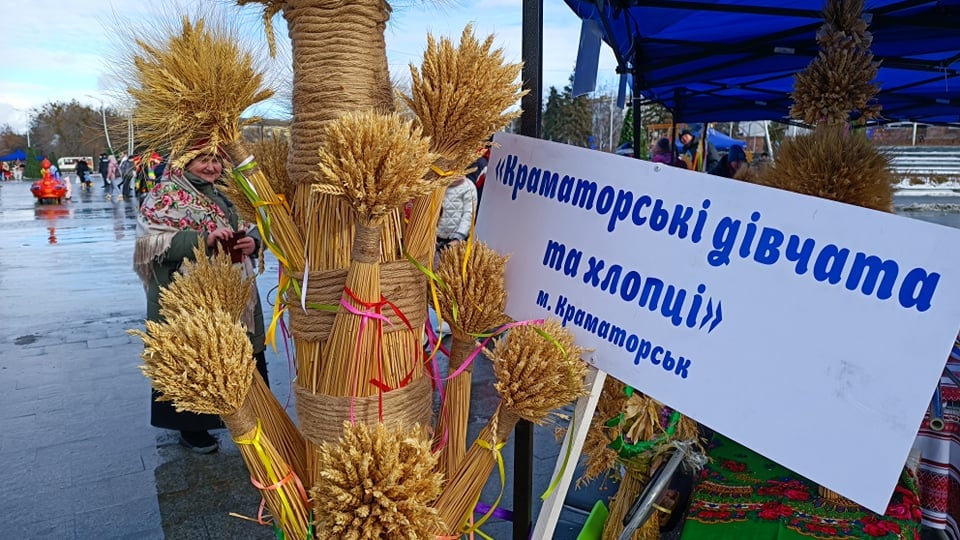 На центральной площади Краматорска проводят Різдвяний передзвін. Фото:  Восточный Проект