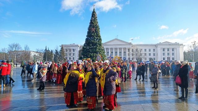 На центральной площади Краматорска проводят Різдвяний передзвін. Фото:  Восточный Проект