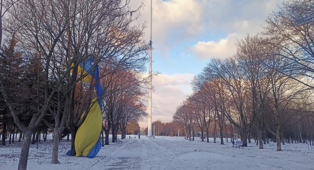 У Краматорську з флагштока сильний вітер зірвав найбільший прапор України на Донеччині (фото)