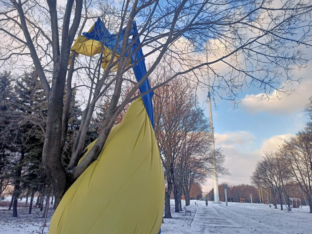 В Краматорске с флагштока сильный ветер сорвал самый большой флаг Украины на Донетчине 