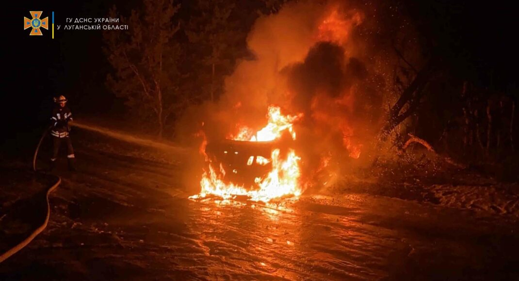 Внаслідок ворожого обстрілу Курахове на Донеччині виникла пожежа 3 легкових автомобілів: відео