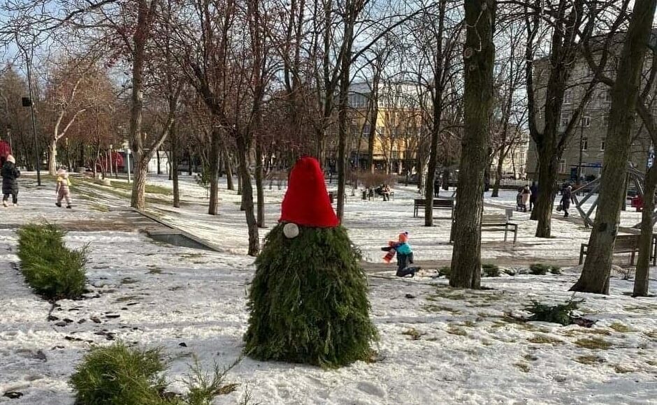 В Мариуполе повредили новогоднюю локацию (фото)