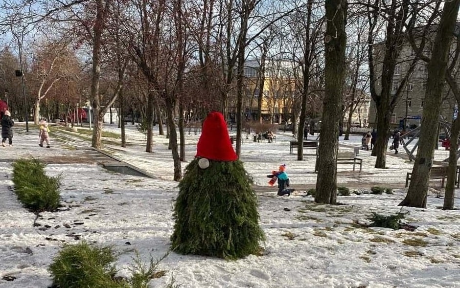 В Мариуполе повредили новогоднюю локацию (фото)