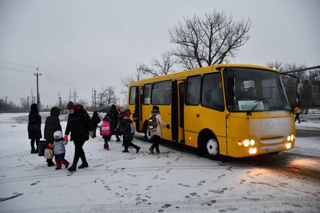 Для детей из четырех сел Мариупольского района запустили школьный автобус