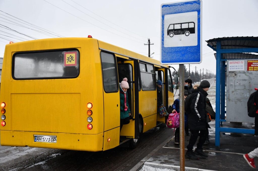 Для детей из четырех сел Мариупольского района запустили школьный автобус