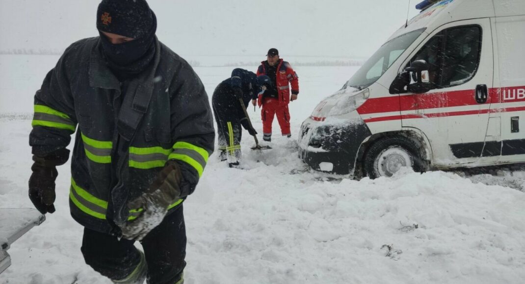 У селах під Маріуполем рятувальники звільнили "швидку" зі снігового полону (фото)