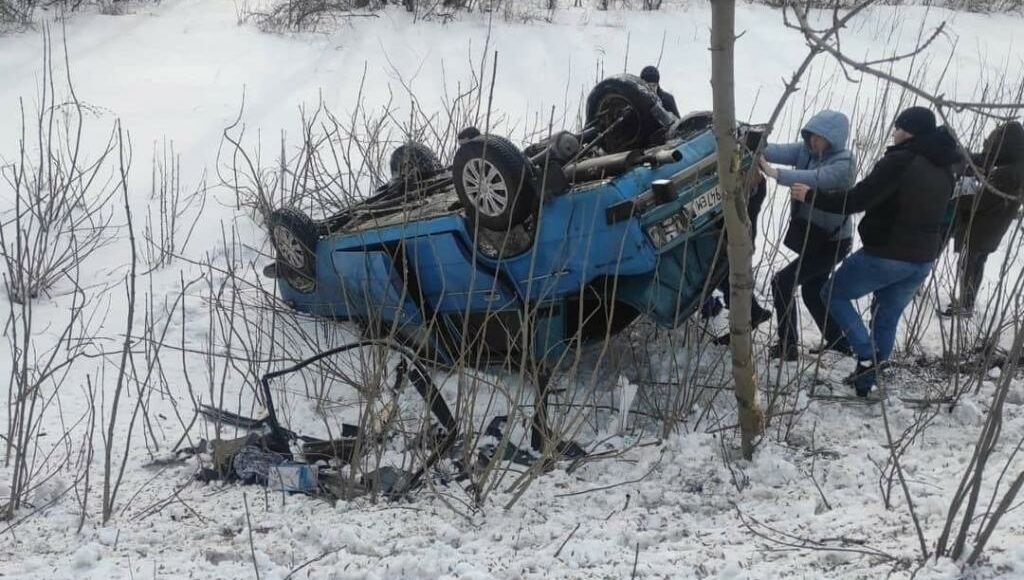 В ОРДО автомобиль с пассажирами вылетел в кювет (фото)