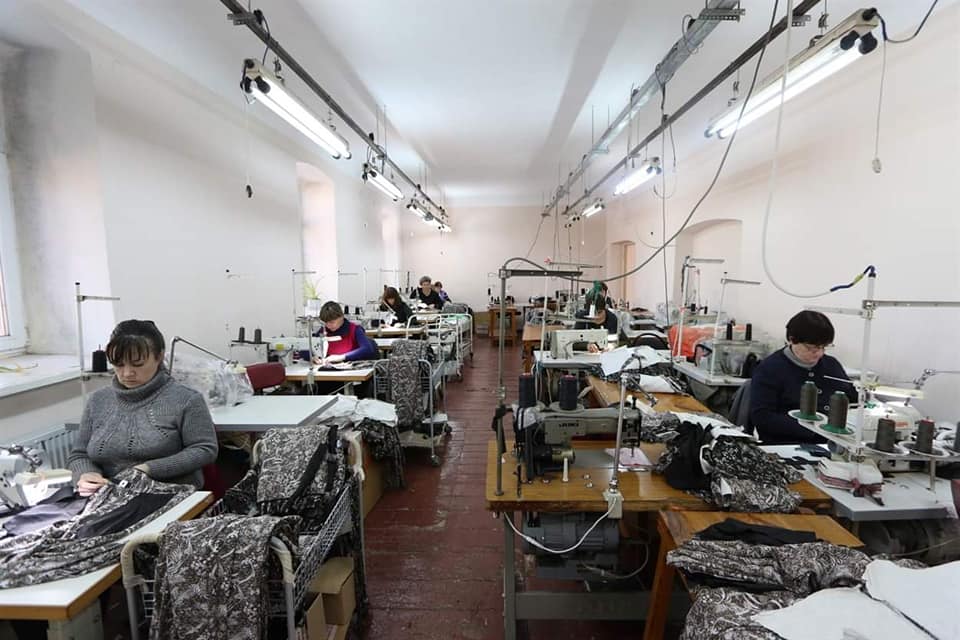 Жительница прифронтовой Попасной наладила швейное производство возле линии разграничения и работает с международными партнерами