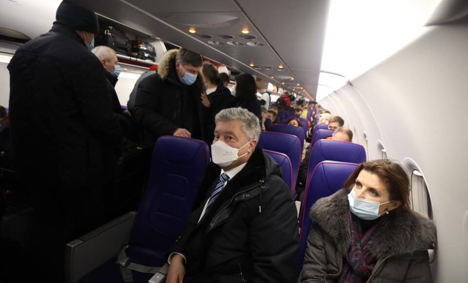 Порошенко заявил, что уже сел в самолет в Варшаве и летит в Киев