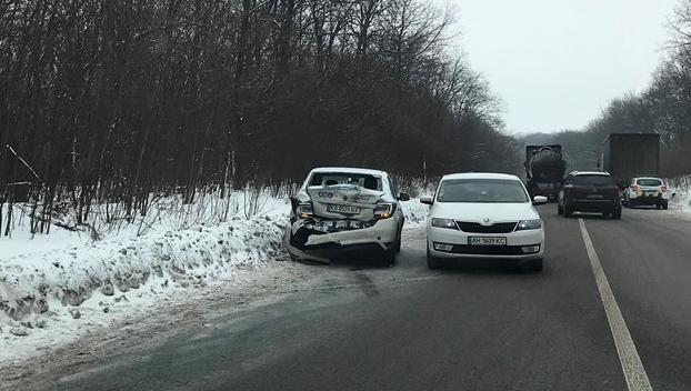 Під Слов'янськом бензовоз врізався в легковий автомобіль (фото)