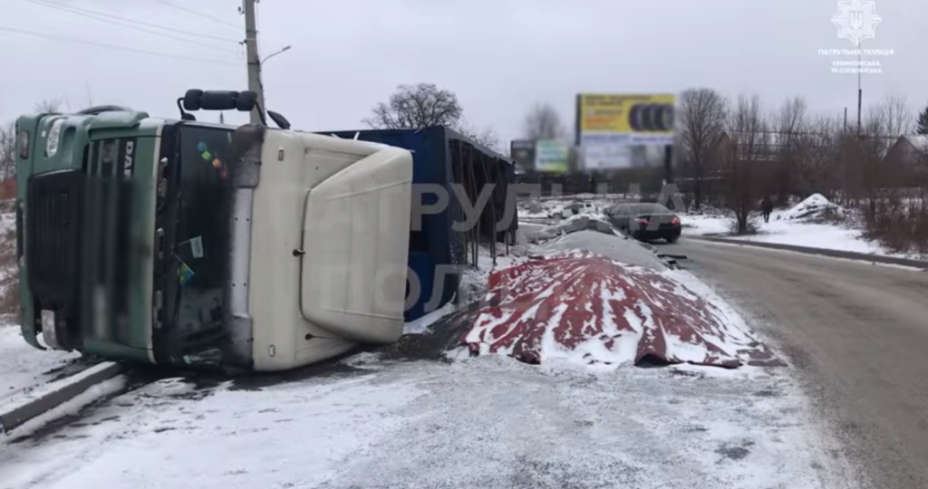 На виїзді зі Слов'янська перекинулася вантажівка (відео)