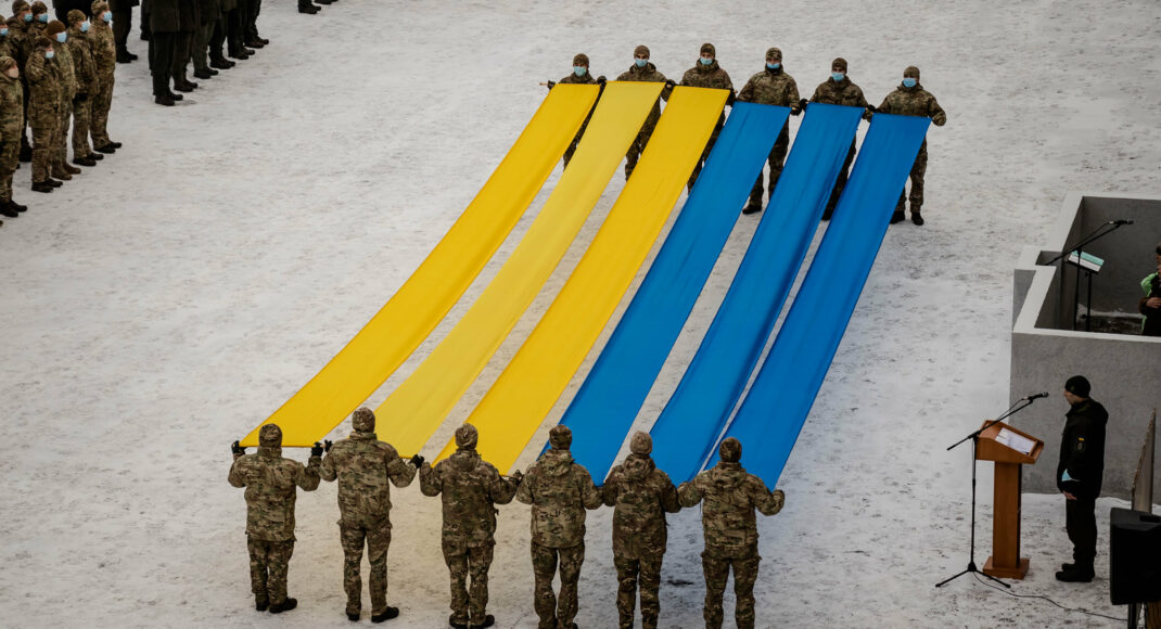 В Славянске военные развернули флаги в День Соборности Украины и почтили погибшего воина (фото)