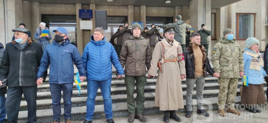 В Славянске ко Дню Соборности Украины создали цепь единения
