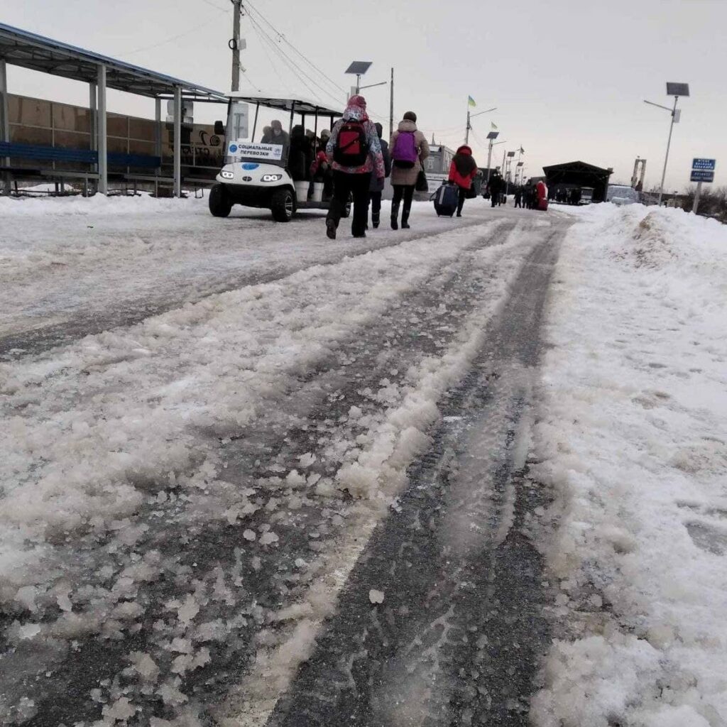 На КПВВ Станица Луганская остановили подвоз граждан на электрокарах из-за снегопада (фото)