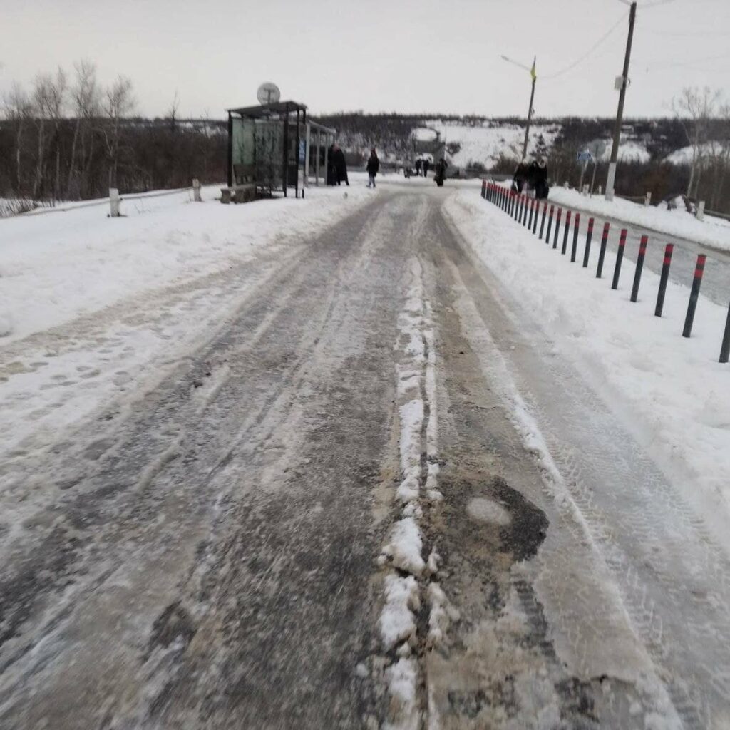 На КПВВ Станица Луганская остановили подвоз граждан на электрокарах из-за снегопада 