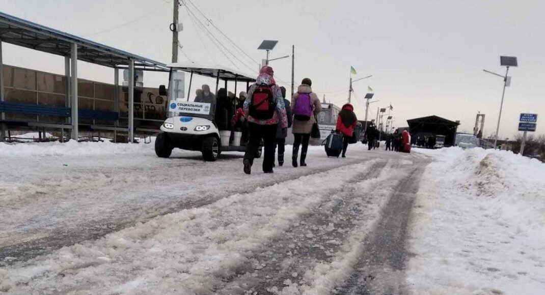 На КПВВ Станица Луганская остановили подвоз граждан на электрокарах из-за снегопада (фото)