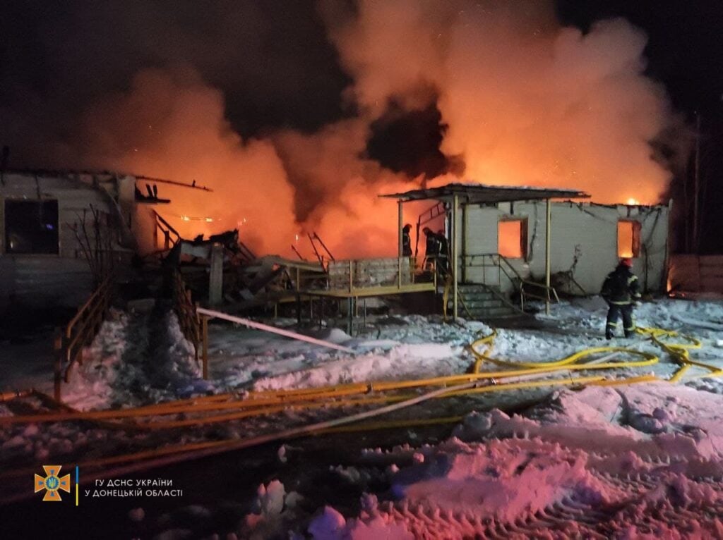 В Святогорске ночью тушили масштабный пожар в санатории (фото)е ночью тушили масштабный пожар в санатории