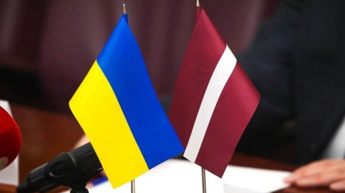 Міністр оборони Латвії заявив про надання зброї та військової техніки Україні