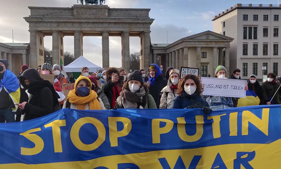 У Берліні вийшли на акцію протесту проти війни в Україні і закликали уряд до стримування агресії РФ (фото)