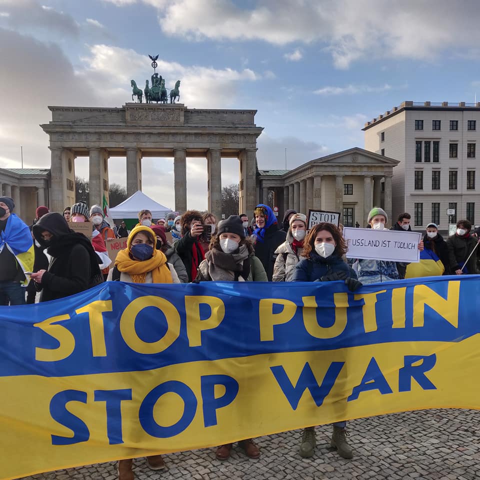 В Берлине вышли на акцию протеста против войны в Украине и призвали правительство к сдерживанию агрессии РФ (фото)