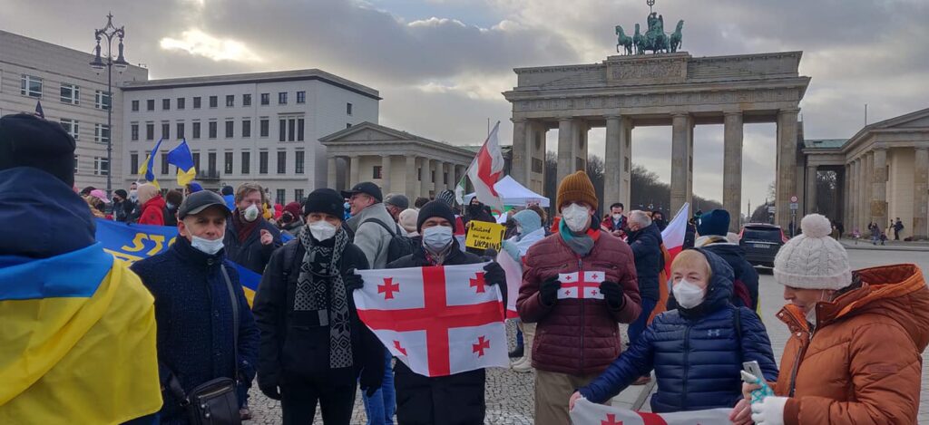 В Берлине вышли на акцию протеста против войны в Украине и призвали правительство к сдерживанию агрессии РФ