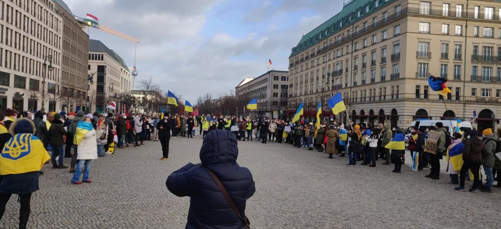 В Берлине вышли на акцию протеста против войны в Украине и призвали правительство к сдерживанию агрессии РФ