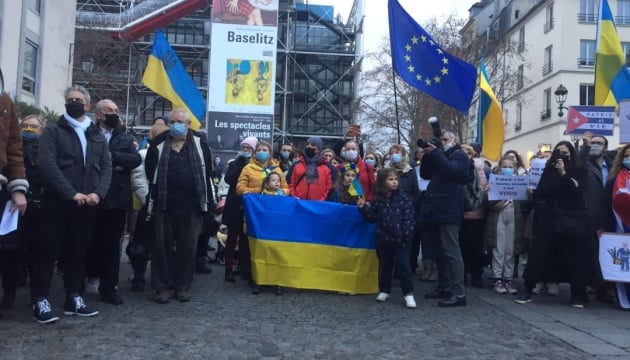 В Париже украинцы провели акцию против агрессивной политики России