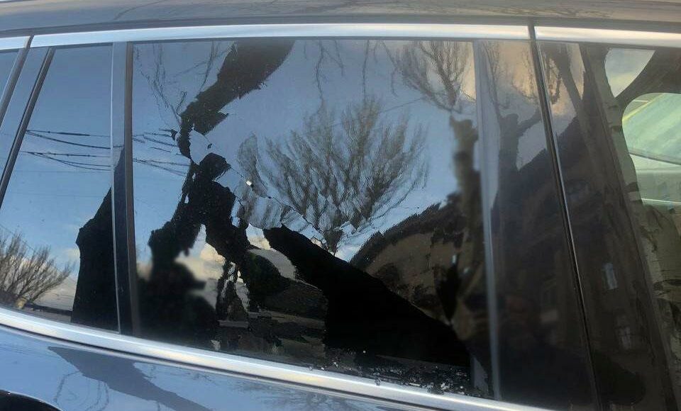 Депутату из Мариуполя разбили стекло в автомобиле