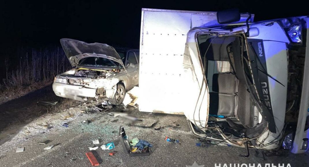 На автодороге Доброполье-Лиман грузовик столкнулся с тремя автомобилями: есть пострадавшие