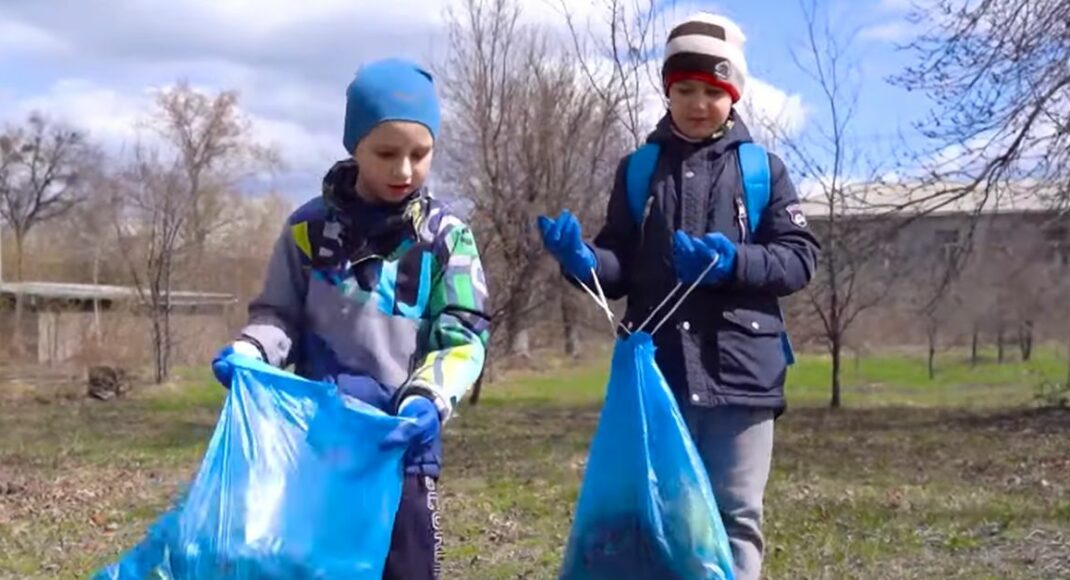 На Луганщині 8-річний хлопчик організовує суботники, поширює екосумки та мріє зібрати унікальну машину зі збору сміття