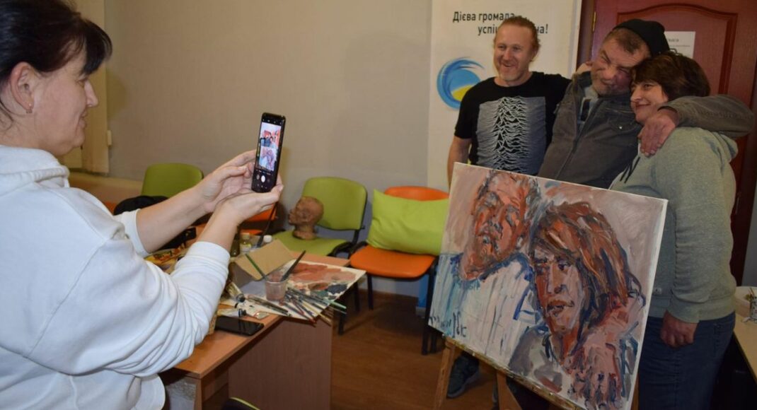 "Відчуваючи себе": як у Старобільську проводять арттерапію для ветеранів