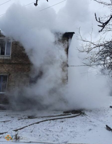 На Донеччині з пожежі у квартирі врятували трьох людей