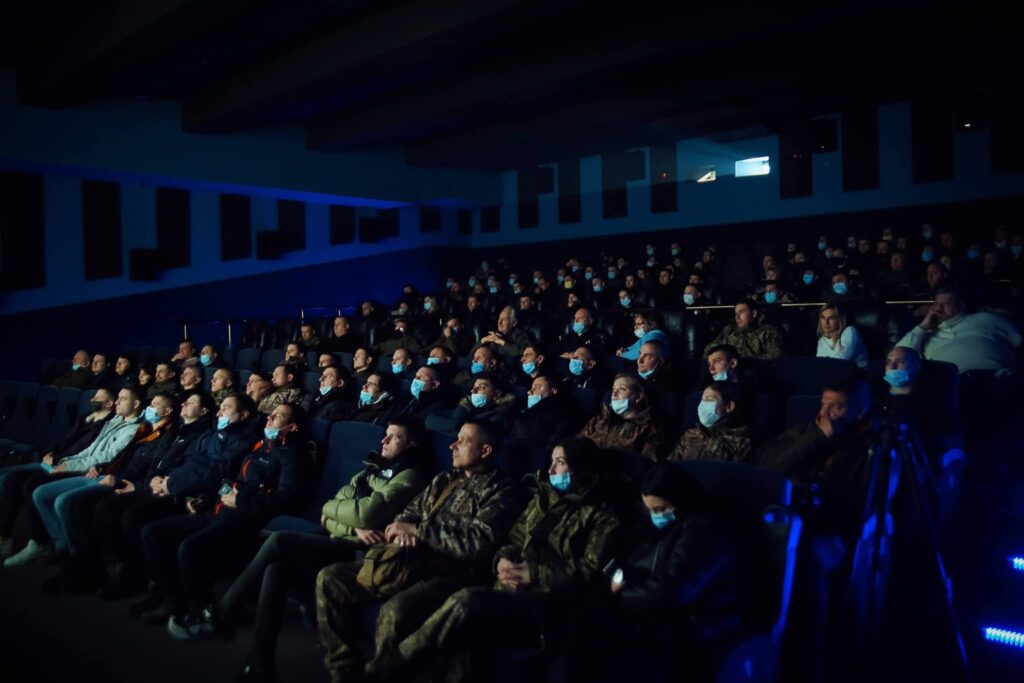 В Мариуполе презентовали документальный фильм "Авдеевка. Выстоять" о военных события на Донбассе