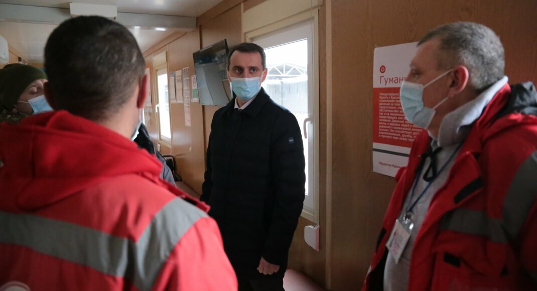 Ляшко посетил пункт бесплатной вакцинации на КПВВ Станица Луганская и прифронтовые больницы (фото)