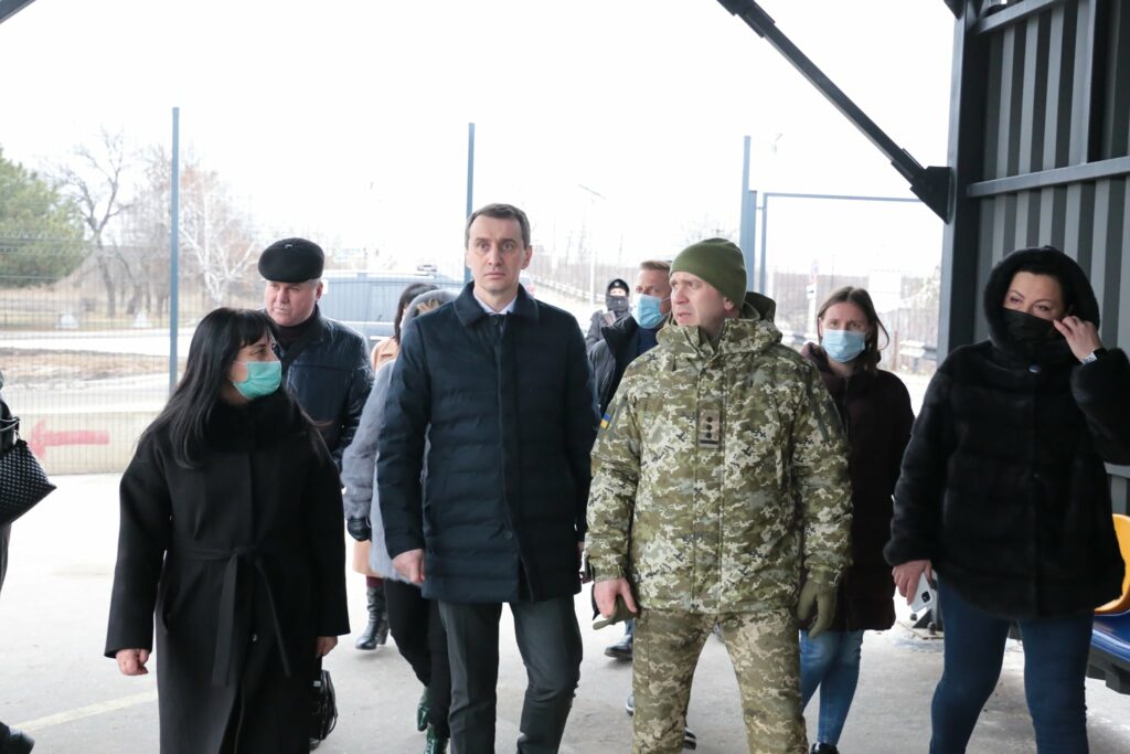 Ляшко посетил пункт бесплатной вакцинации на КПВВ Станица Луганская и прифронтовые больницы 