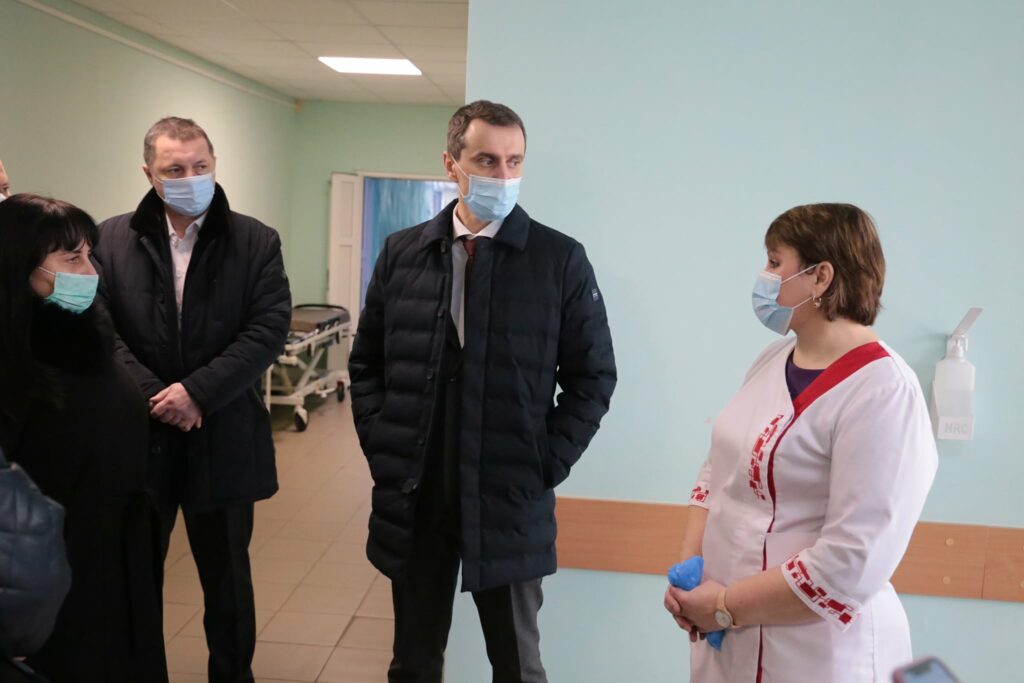 Ляшко посетил пункт бесплатной вакцинации на КПВВ Станица Луганская и прифронтовые больницы 