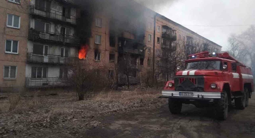 Пожежники Луганщини рятують жителів Гірської громади після обстрілів російських військ (фото)