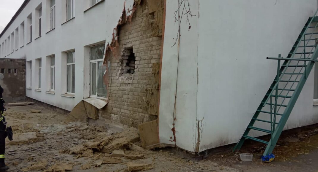 Під обстріл окупантів потрапили дитячий садок і школа на Луганщині: Гайдай повідомив подробиці і розповів про постраждалих