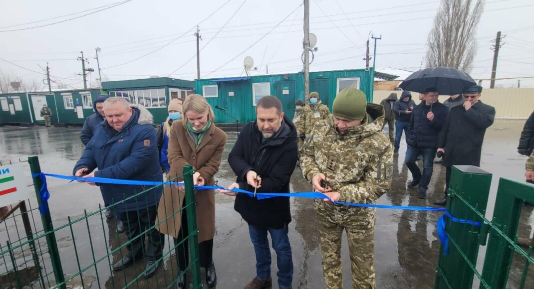 На КПВВ "Меловое" новая сервисная зона начала свою работу (фото)